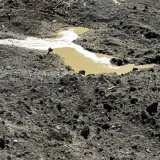 L'eau est parvenue à se frayer un chemin à travers le cône d'éboulis de Blatten. KEYSTONE/EPA/JEAN-CHRISTOPHE BOTT